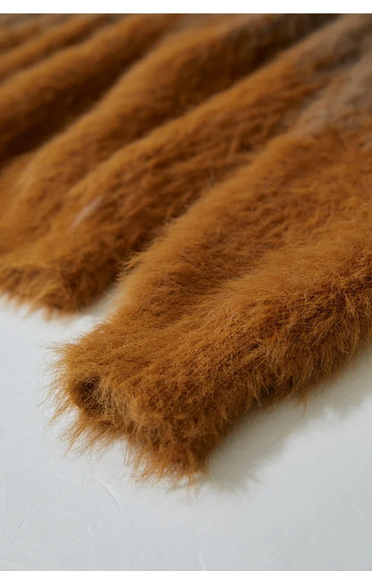 Damenpullover-Detail: karamellbrauner Flauschstrick mit heller Kontrastkante