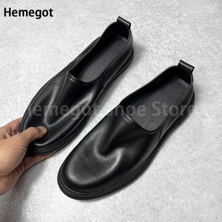 Schwarze Leder-Slip-on-Loafer mit schmalem Schlupfkragen und flacher Sohle