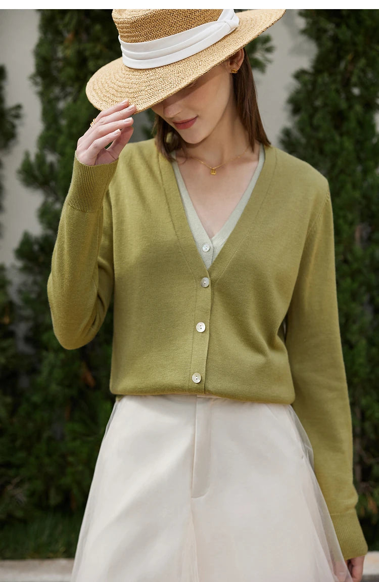 Wolljacke mit V-Ausschnitt und Knöpfen, olivgrün, Ärmel und Saum sichtbar