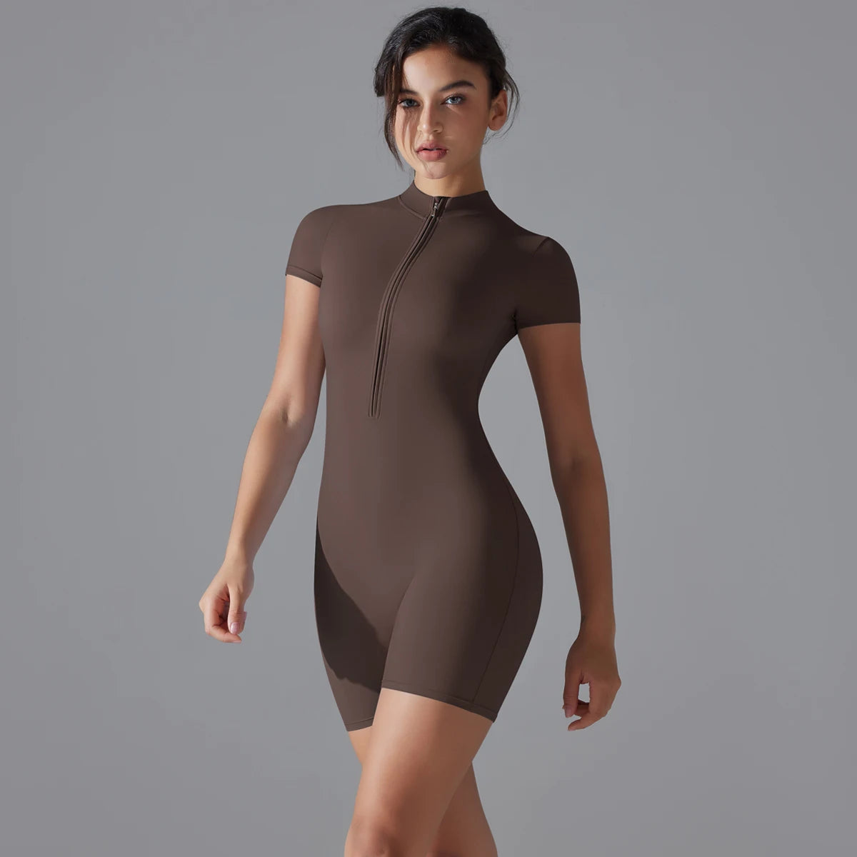 Damen Yoga-Bodysuit braun: Kurzarm, halber Frontreißverschluss, kurz, eng