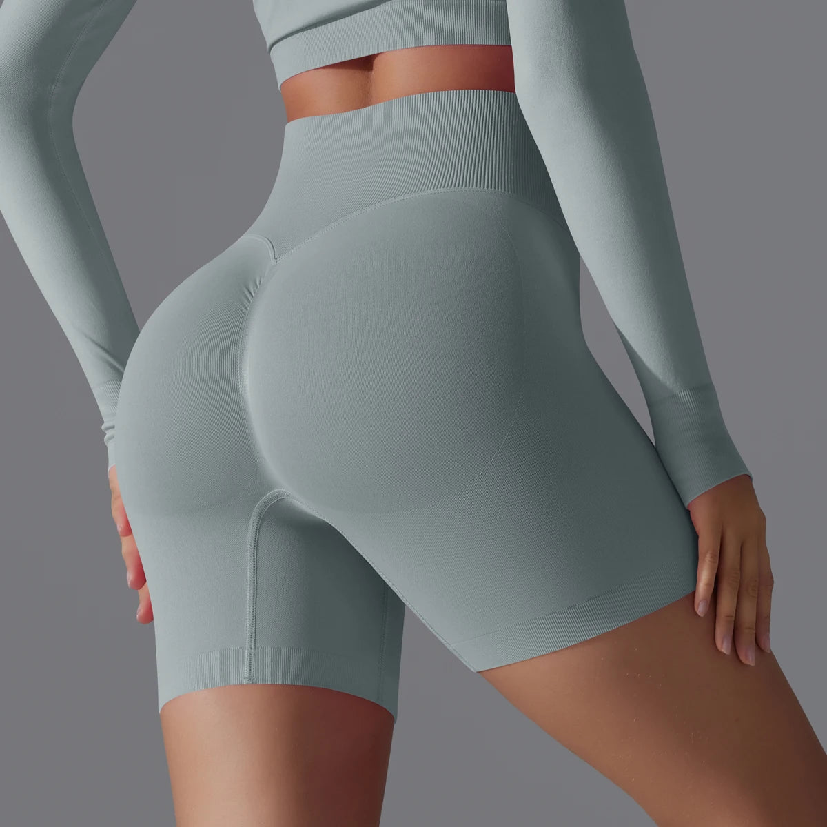 Damen-Sportshorts mit Scrunch-Effekt, hellgrau-oliv, hohe Taille, eng anliegend