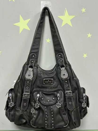 Schwarze Damen-Schultertasche aus PU mit Ziernieten, Steckfächern und Schmuckanhängern.