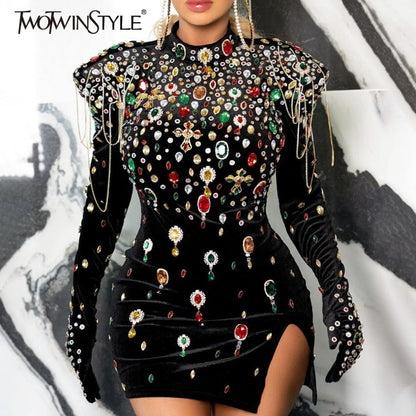 Elegantes Damen-Minikleid mit V-Ausschnitt, kurzen Ärmeln und Patchwork-Design in Mesh-Optik – figurbetont und farblich abgesetzt.