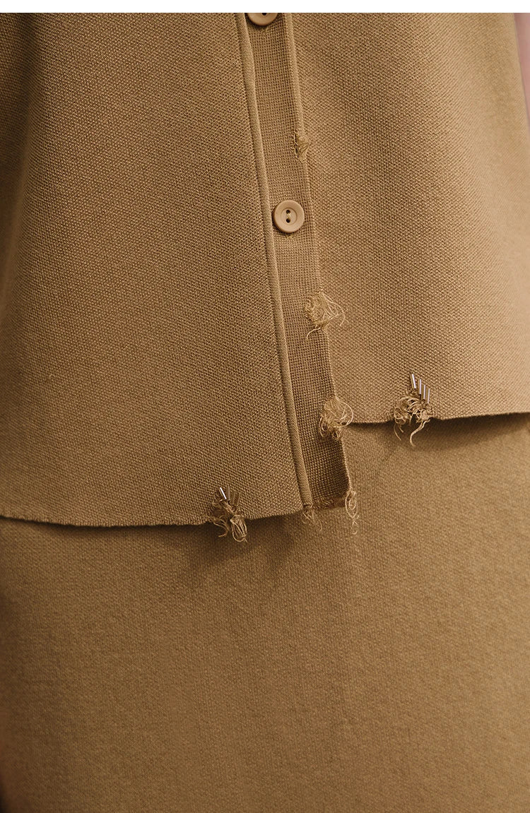 Braunes Strickoberteil und Rock mit Knopfblende, Saum mit ausgefransten Kanten