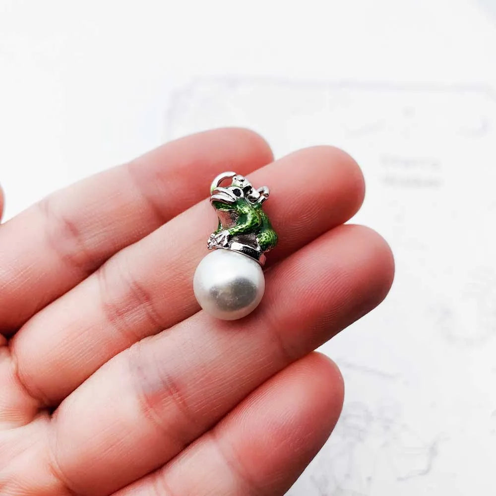 Damen-Charm-Anhänger Frosch mit Perle handgemacht aus Sterlingsilber