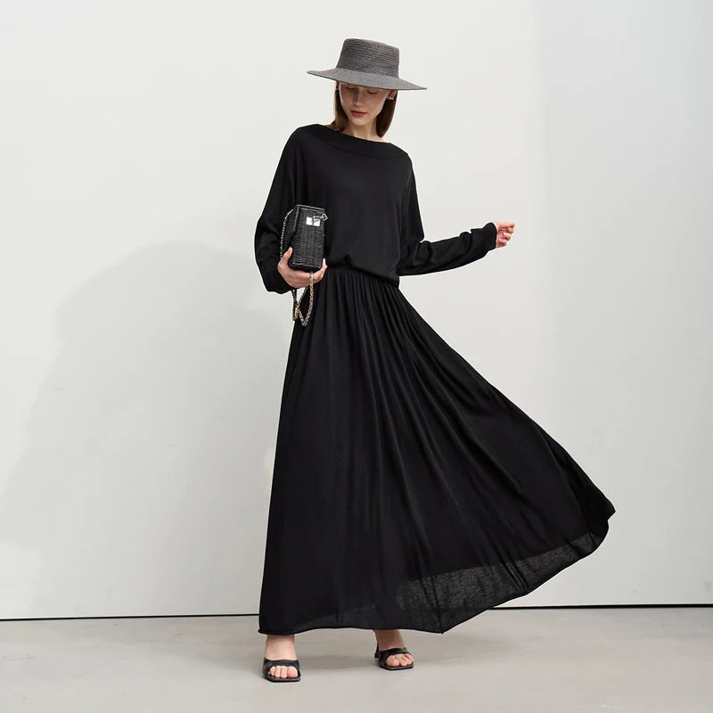Schwarzes Maxikleid mit langen Ärmeln, Rundhalsausschnitt und fließendem, gerafftem Rock