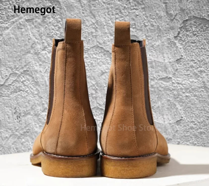 Herren-Chelsea-Boots aus Wildleder, braun, Rückansicht mit Sohlenprofil