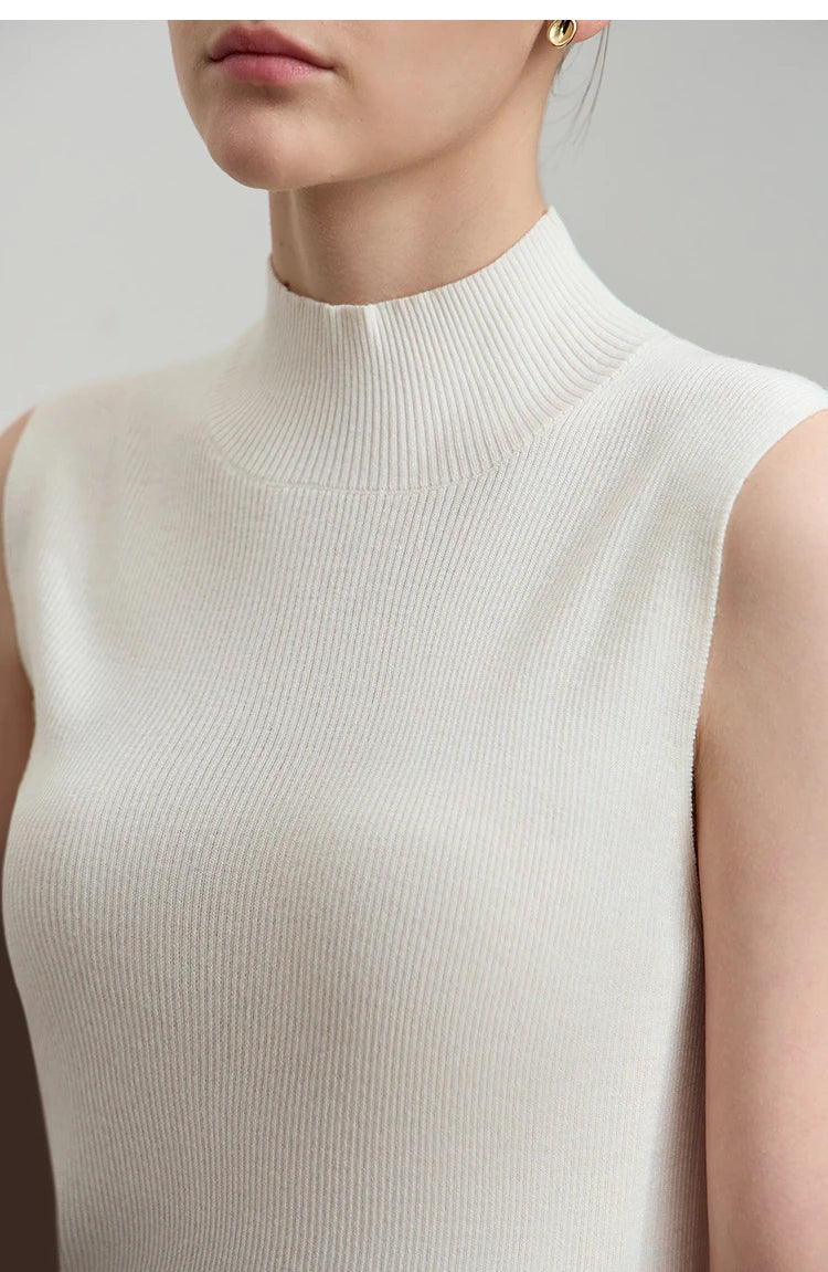 Ärmelloses Mock-Neck-Stricktop in Cremeweiß mit geripptem Stehkragen, nahtlos wirkende Partie