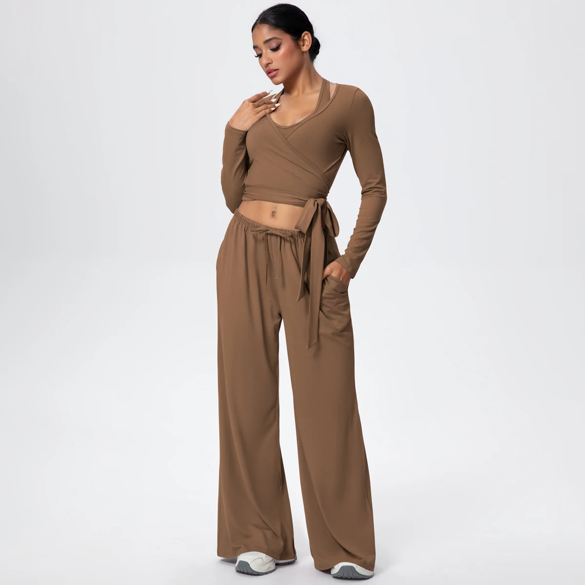 Damen Sportset mit langärmligem Wickeloberteil und weiter Hose in Braun, Taillenband sichtbar