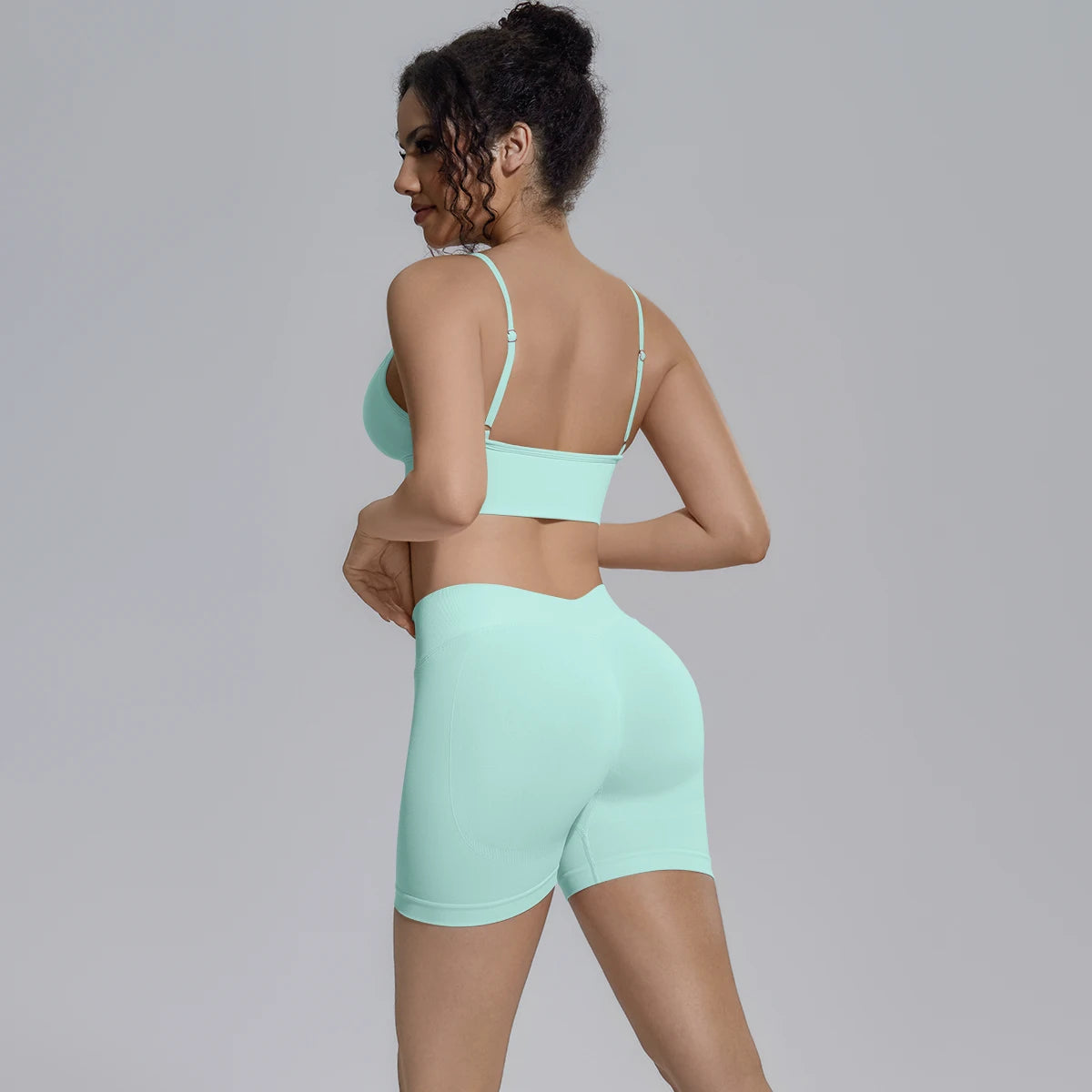 Damen Yoga-Set in Mint: BH-Rückansicht mit Trägern und Hotpants mit hoher Taille