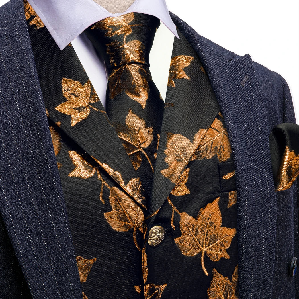 Herrenweste mit dunklem Jacquard-Blattmuster und goldenen Akzenten, Knopfleiste