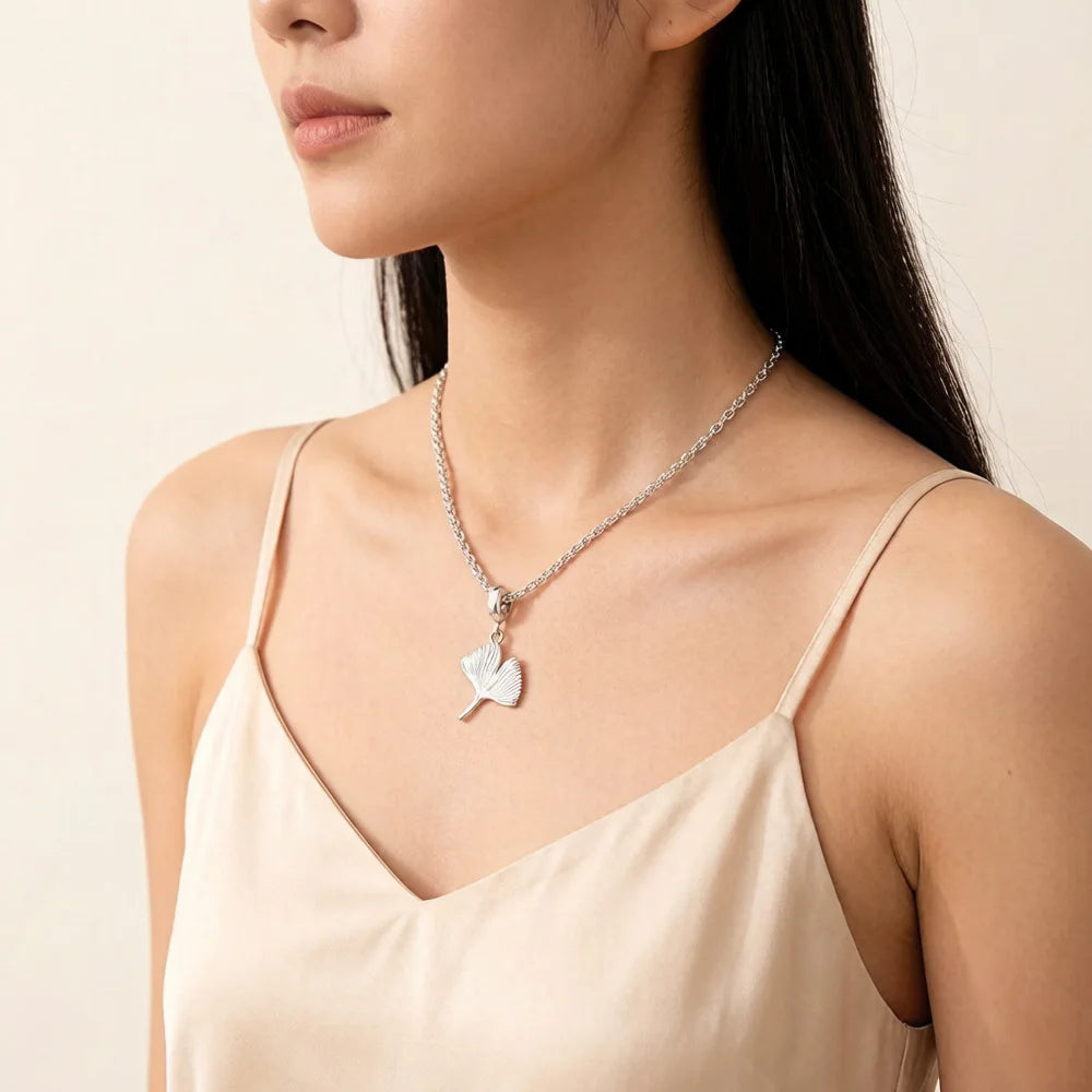 Halskette mit Ginkgoblatt-Anhänger aus Sterlingsilber, baumelnd an feiner Kette