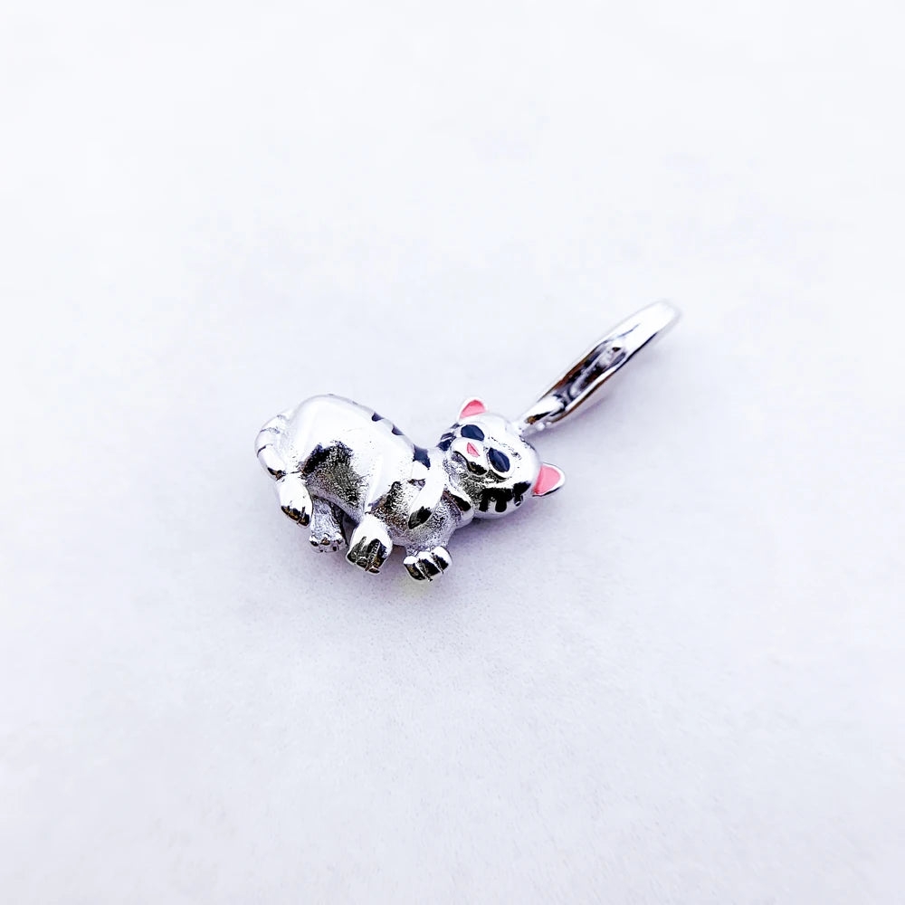 Silberner Anhänger mit liegender Katze-Miniatur, Detailgravuren und Öse