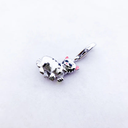 Silberner Anhänger mit liegender Katze-Miniatur, Detailgravuren und Öse