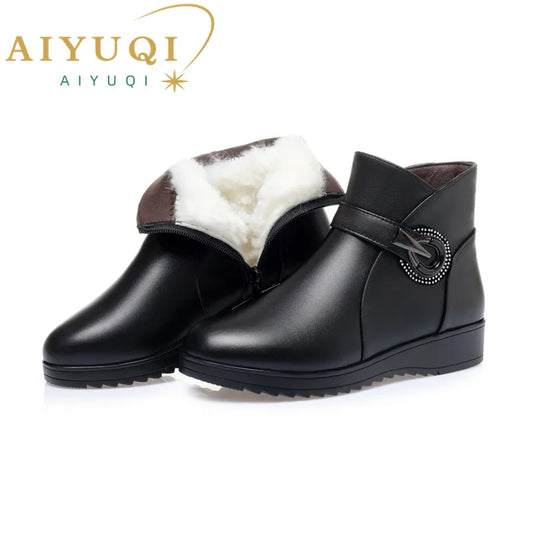 Schwarze Winterstiefelette mit Wollkragen, breiter Sohle und Zierschnalle