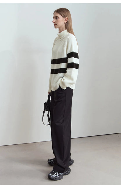 Rollkragenpullover aus Strick, cremeweiß mit breiten schwarzen/weißen Streifen, Seitenansicht