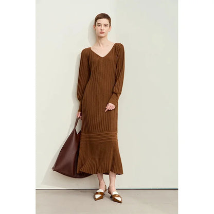 Damen-Strickkleid mit V-Ausschnitt, langen Ärmeln und geripptem Rockteil in Braun