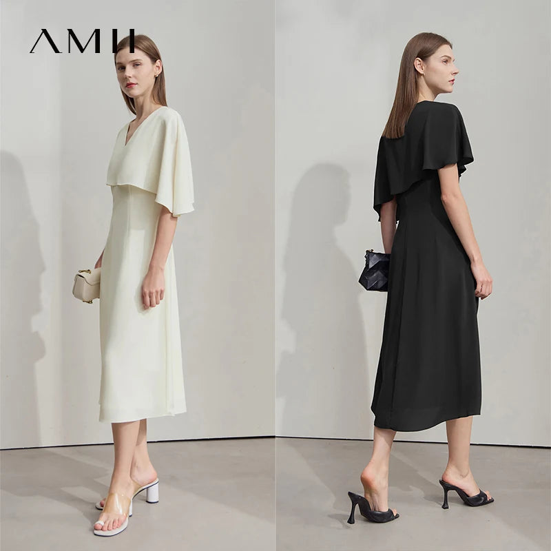 Asymmetrische Sommerkleider in Creme und Schwarz, jeweils mit V-Ausschnitt und Flügelärmeln.