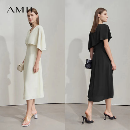 Asymmetrische Sommerkleider in Creme und Schwarz, jeweils mit V-Ausschnitt und Flügelärmeln.