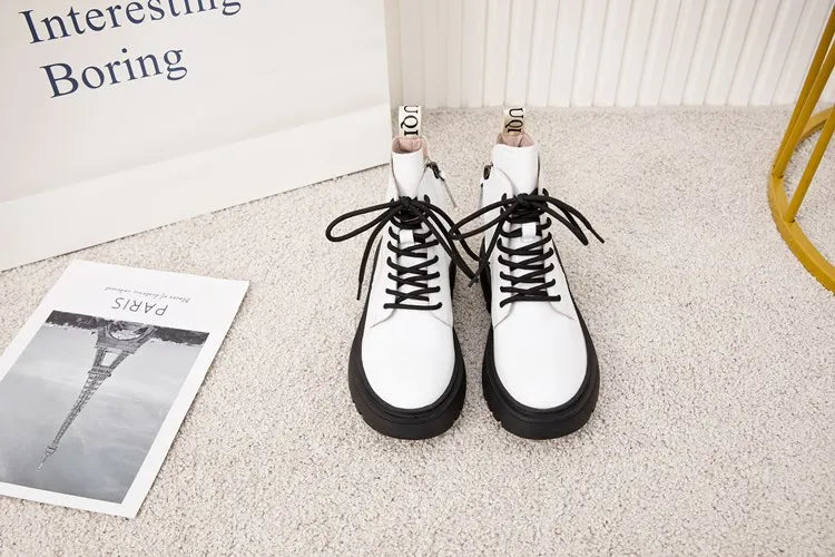 Damen-Ankle-Boots aus Leder, weiß, Schnürung, schwarze Profilsohle, knöchelhoch