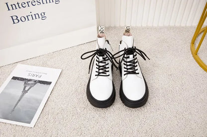 Damen-Ankle-Boots aus Leder, weiß, Schnürung, schwarze Profilsohle, knöchelhoch