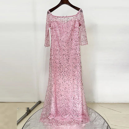 Elegantes Damen-Midikleid mit schulterfreiem Design, langen Ärmeln und Perlen-Patchwork – figurbetont und luxuriös.
