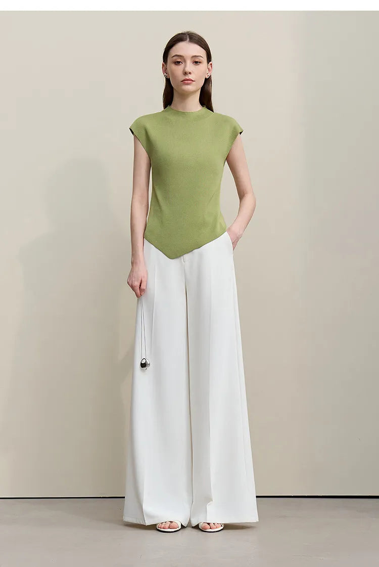Grünes Damen-Stricktop mit kurzem Ärmel und Stehkragen-Optik, asymmetrischer Saumkante