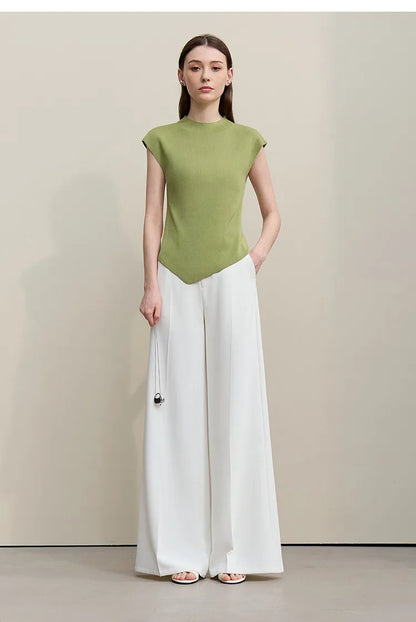 Grünes Damen-Stricktop mit kurzem Ärmel und Stehkragen-Optik, asymmetrischer Saumkante