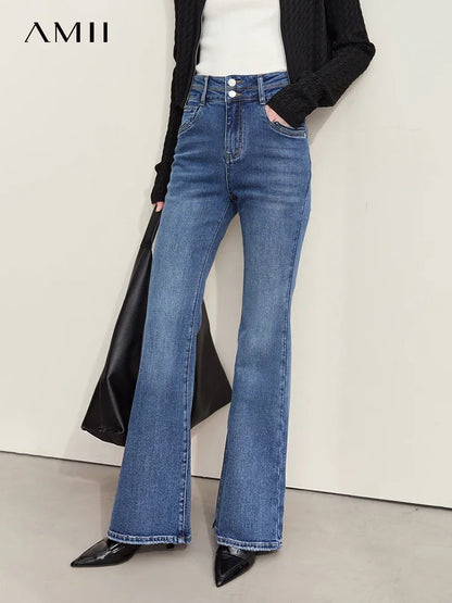 Elegante Damen-Jeanshose aus Baumwolle im minimalistischen Design – schmal geschnittene, sommerliche Denim-Hose für einen lässigen Look.