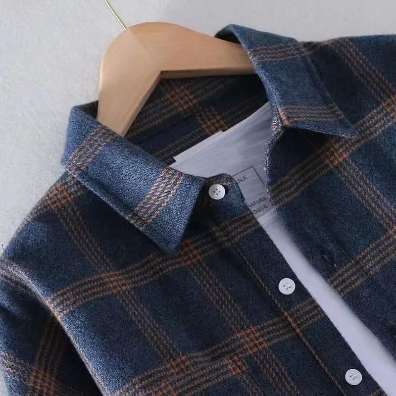 Kurzärmeliges Herren-Leinenhemd mit Reverskragen und Knopfleiste in Unifarbe – ideal für den Sommer.