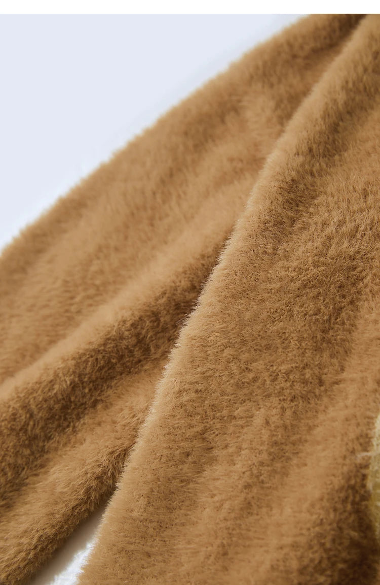 Damen-Jacquardpullover in Kaffee, Detail der Ärmelstruktur mit beigen Musterpartien