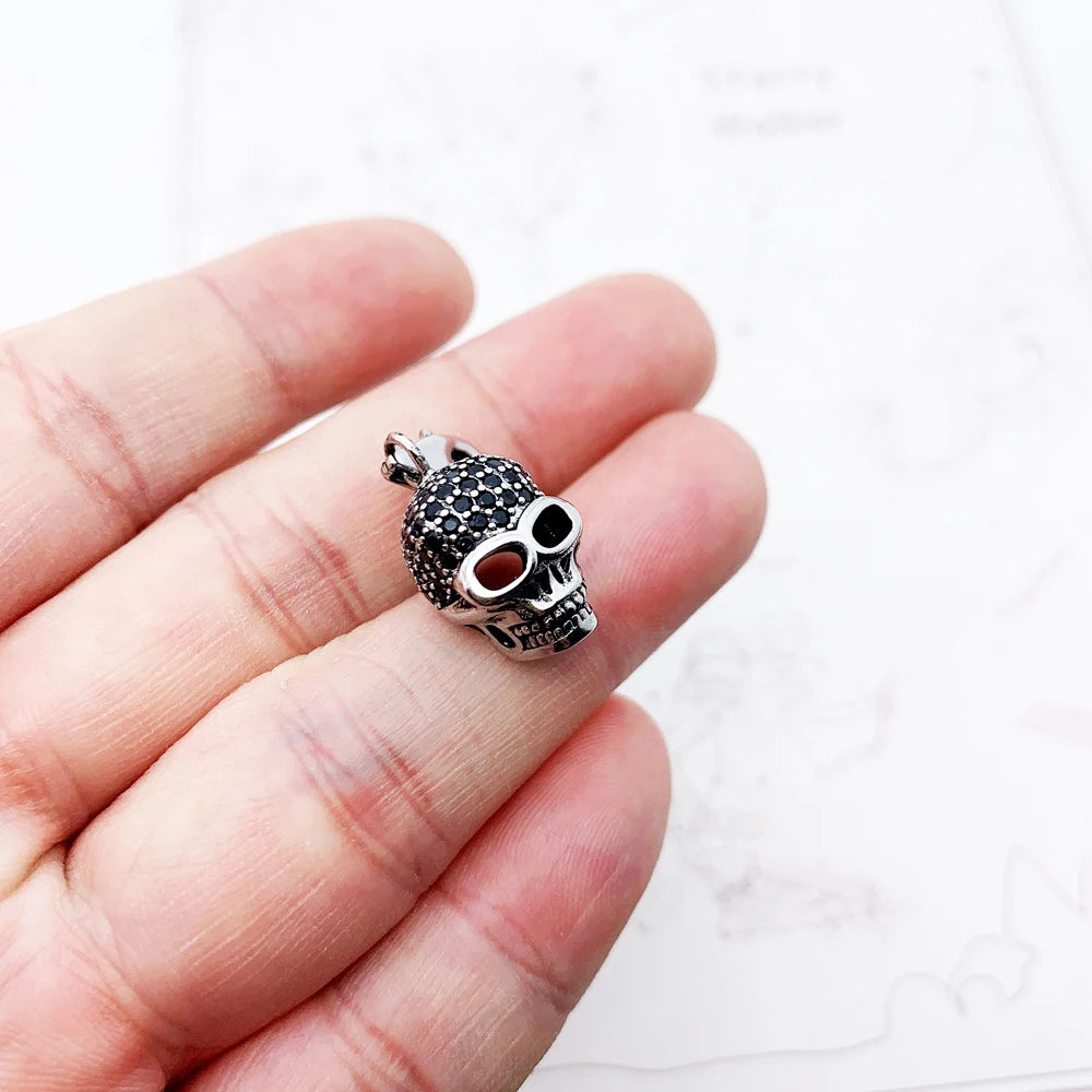 Schädel-Anhänger aus 925 Sterlingsilber, getragen an Finger, schwarz mit Augen-Details