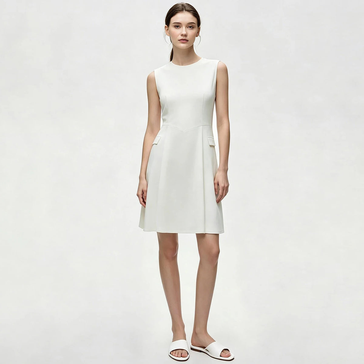 Weißes ärmelloses Midi-Kleid mit A-Linien-Rock und verdeckten Taschen