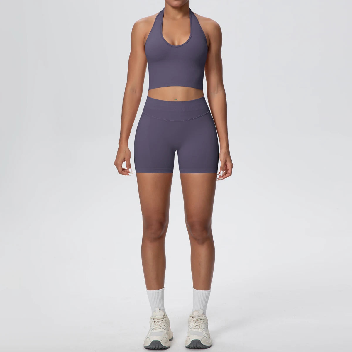 Damen-Yoga-Set in Lila: ärmelloses Sporttop und hoch taillierte Shorts, Vorderansicht