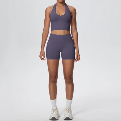 Damen-Yoga-Set in Lila: ärmelloses Sporttop und hoch taillierte Shorts, Vorderansicht