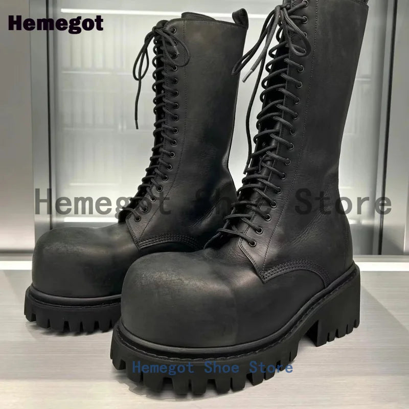 Schwarze Schnürstiefel mit Plateau-Absatz, runder Spitze und genarbter Lederoberfläche