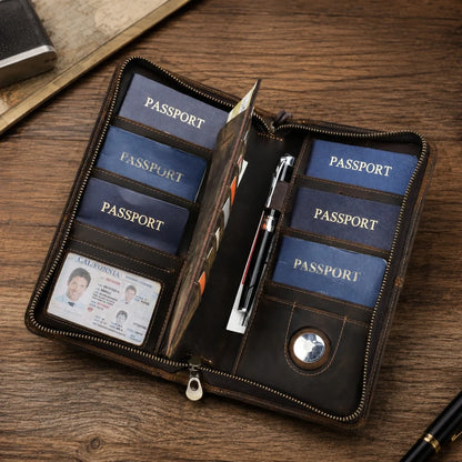 Braune Passbrieftasche aus Leder, geöffnet mit Passportfächern, Stift und Kartenübersicht