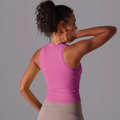 Fuchsiafarbenes Yoga-Tanktop für Damen, Rückansicht mit gekreuzter Armhaltung