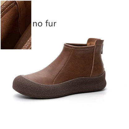 Braune flache Leder-Stiefeletten ohne Fell, Rundkappe und seitlicher Reißverschluss.