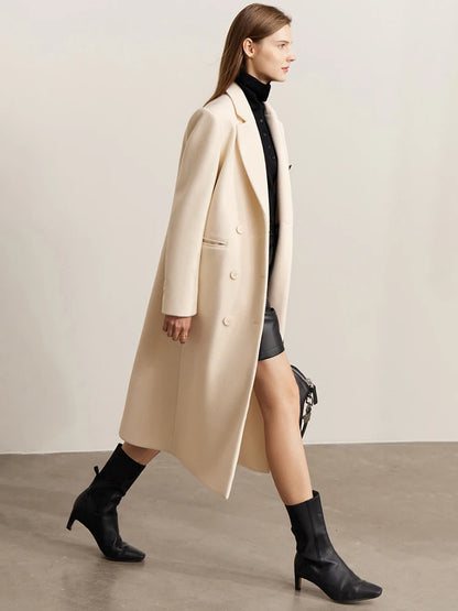 Damen Mantel im minimalistischen Stil mit umlegekragen und Taschen für den Winter