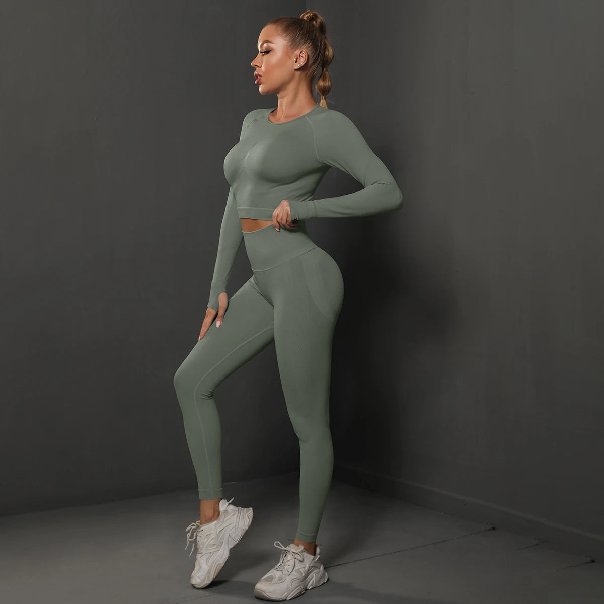 Nahtloses Yoga-Set mit Langarm-Crop-Top und Leggings, hellgrün