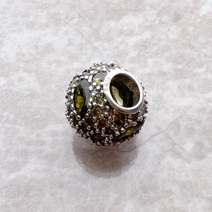 Charme aus 925-Sterlingsilber mit gelb-grünen Steinen und sichtbarer Durchgangsöffnung