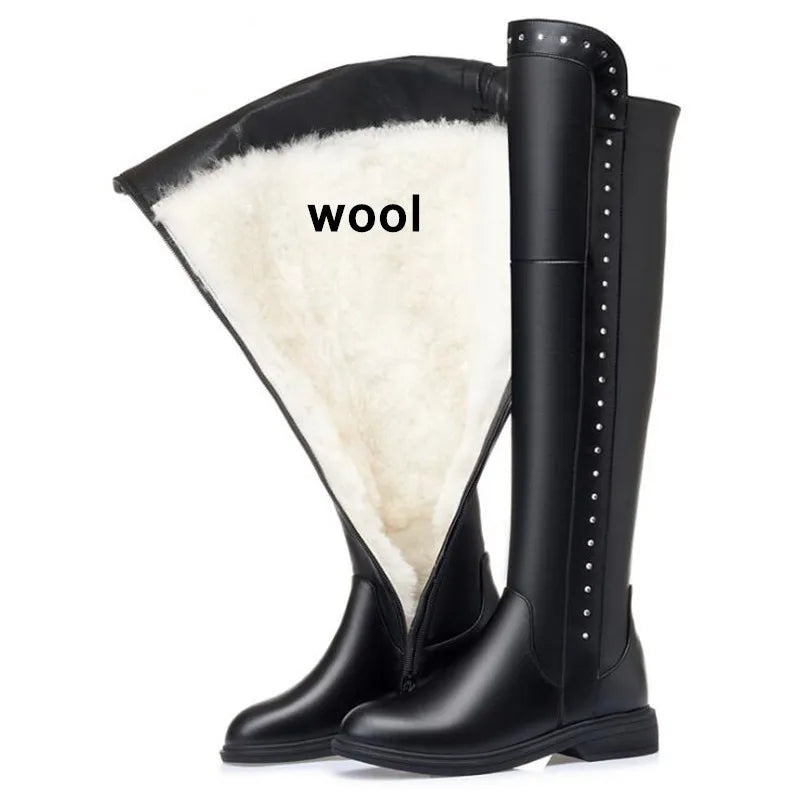 Schwarzer Damen-Kniehoher Stiefel mit Nieten, innen warmes Futter sichtbar (wool)