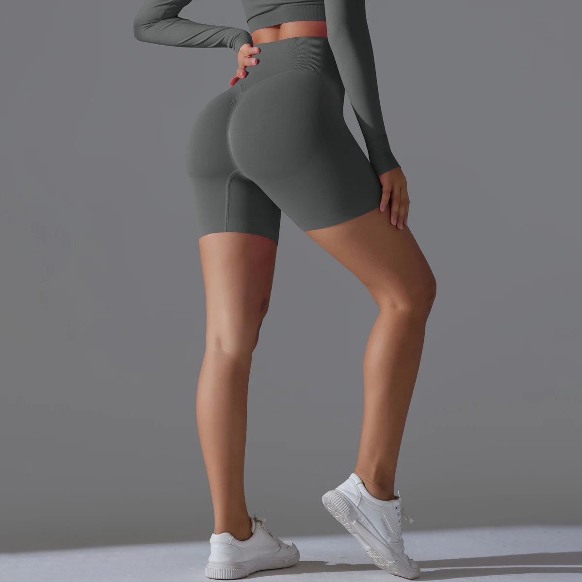 Dunkelgraue Sportshorts für Damen, körperbetont, mit breitem Bund und Nahtdetails