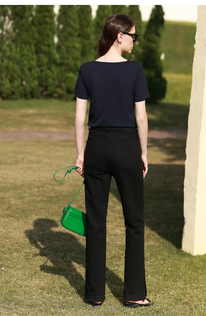 Damen T-Shirt im minimalistischen Stil mit One-Line Kragen und kurzen Ärmeln