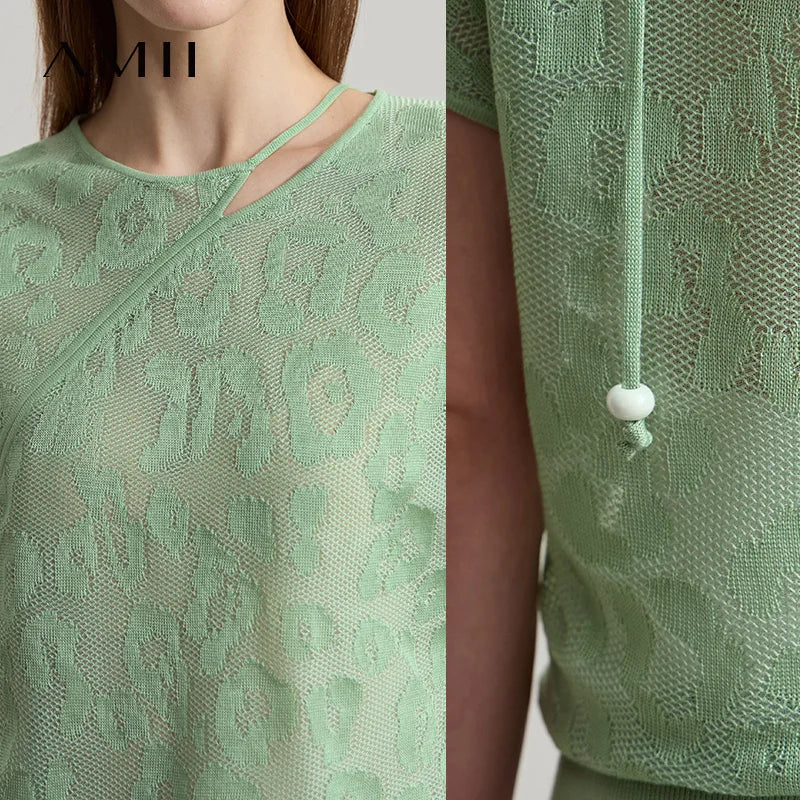 Mintgrünes T-Shirt mit floraler Jacquard-Spitze, schrägem Riemen und Knopfdetail