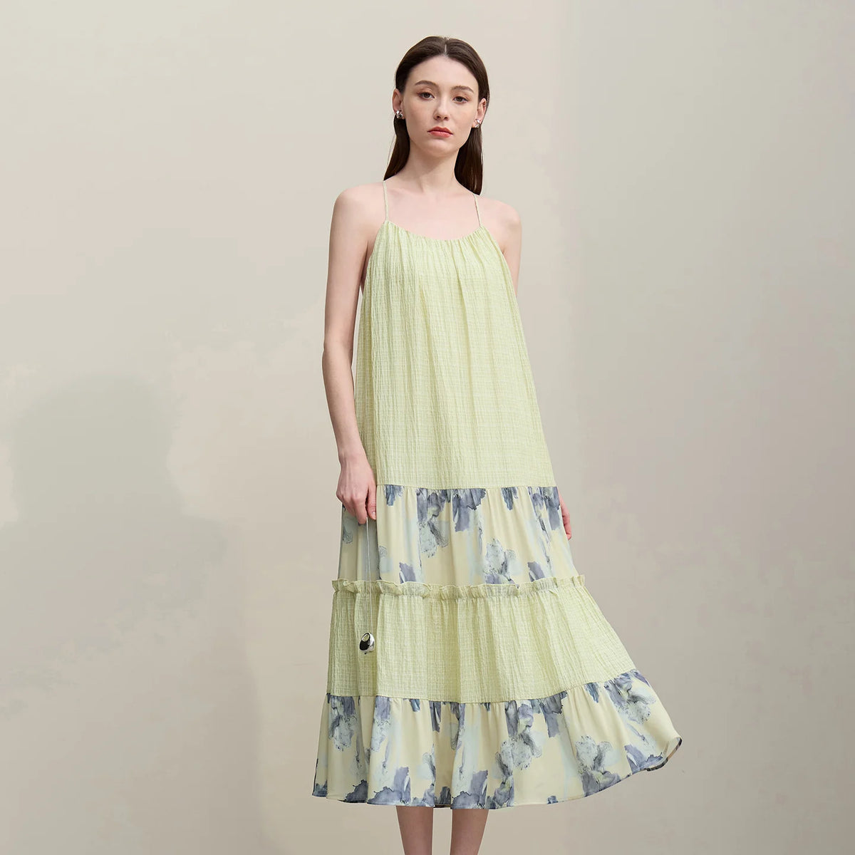 Chiffonkleid A-Linie, hellgrün mit Trägern und mehrlagigem Volantrock mit blauem Muster
