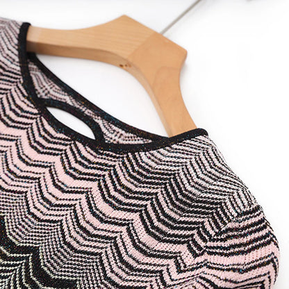 Zweiteiliges Damen-Set mit Rundhals und langen Ärmeln – Oberteil mit Diamant-Details und Rock mit hoher Taille und Patchwork-Taschen.