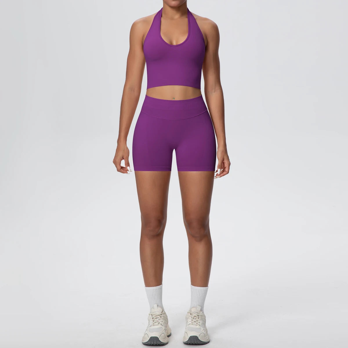 Damen-Yoga-Set in Violett: ärmelloses Sporttop und hoch taillierte Shorts, Vorderansicht