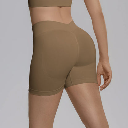 Nahtlose Yogashorts für Damen in Olivbraun, Rückansicht, kurz und figurbetont